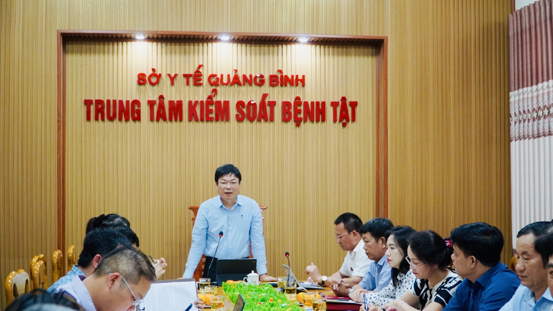 Bác_sĩ_Dương_Thanh_Bình_Giám_đốc_Sở_Y_tế_chủ_trì_buổi_làm_việc_cdc.jpg