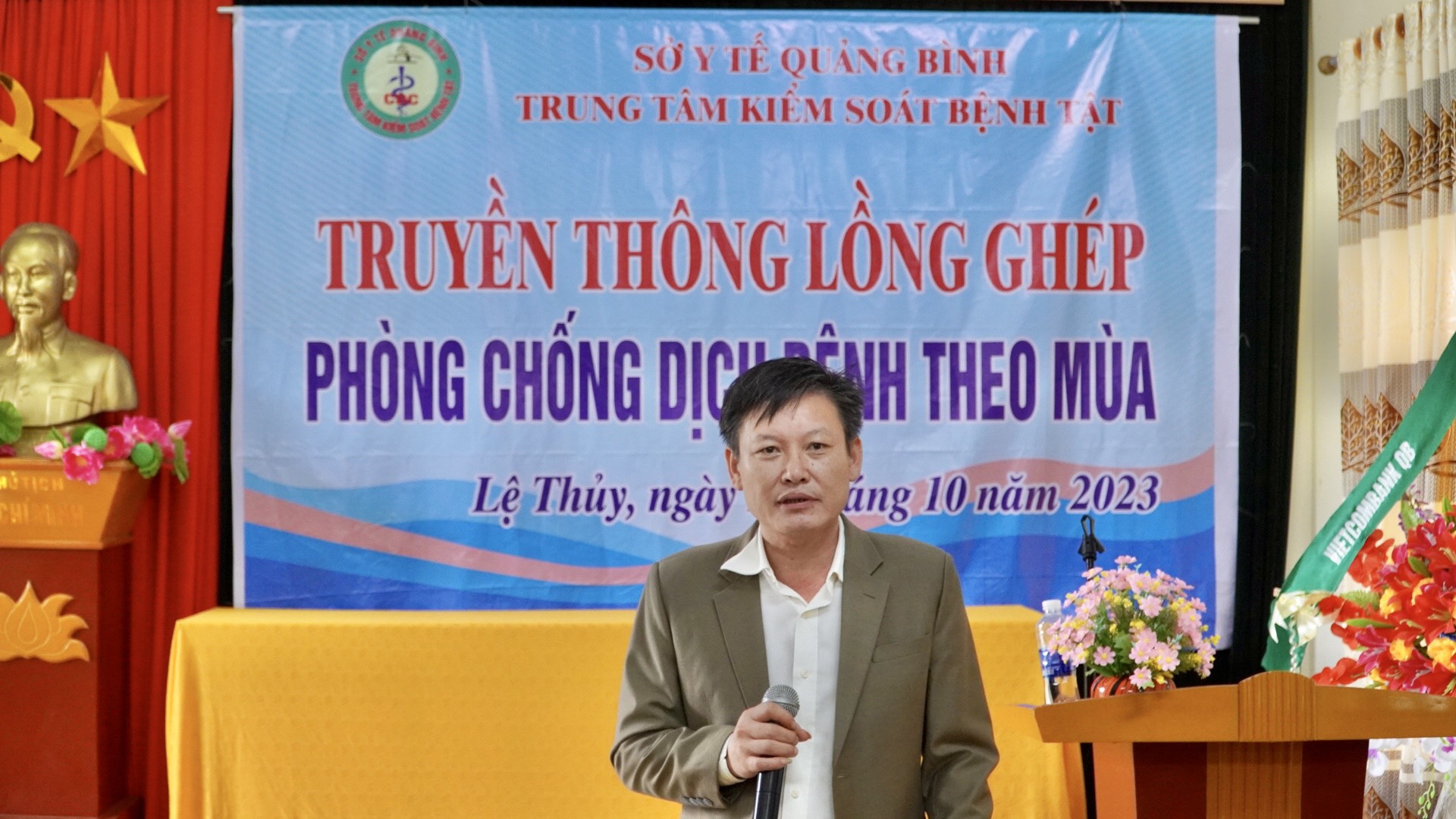 Bác_sĩ_Huỳnh_Công_Hùng_trưởng_khoa_điều_trị_Lao_-_Bệnh_phổi_và_phòng_chống_bệnh_truyền_nhiễm_CDC_truyền_đạt_nội_dung_phòng_chống_dịch_bệnh_theo_mùa.jpg