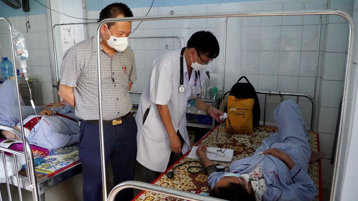 Bác sĩ Đỗ Quốc Tiệp Giám đốc CDC giám sát công tác khám và điều trị bệnh nhân Sốt xuất huyết tại BV Đa khoa huyện Bố Trạch