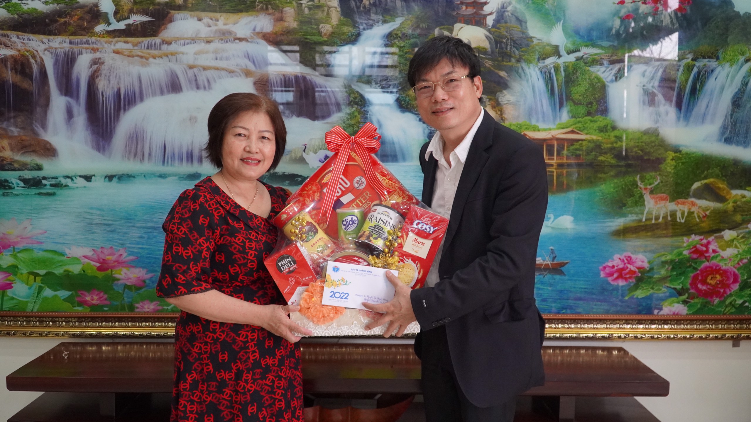 Bác sỹ Dương Thanh Bình Giám đốc Sở Y tế thăm chúc tết đồng chí Nguyễn Thị Thanh Hương nguyên Phó Chủ tịch Thường trực HĐND tỉnh nguyên Giám đốc Sở Y tế