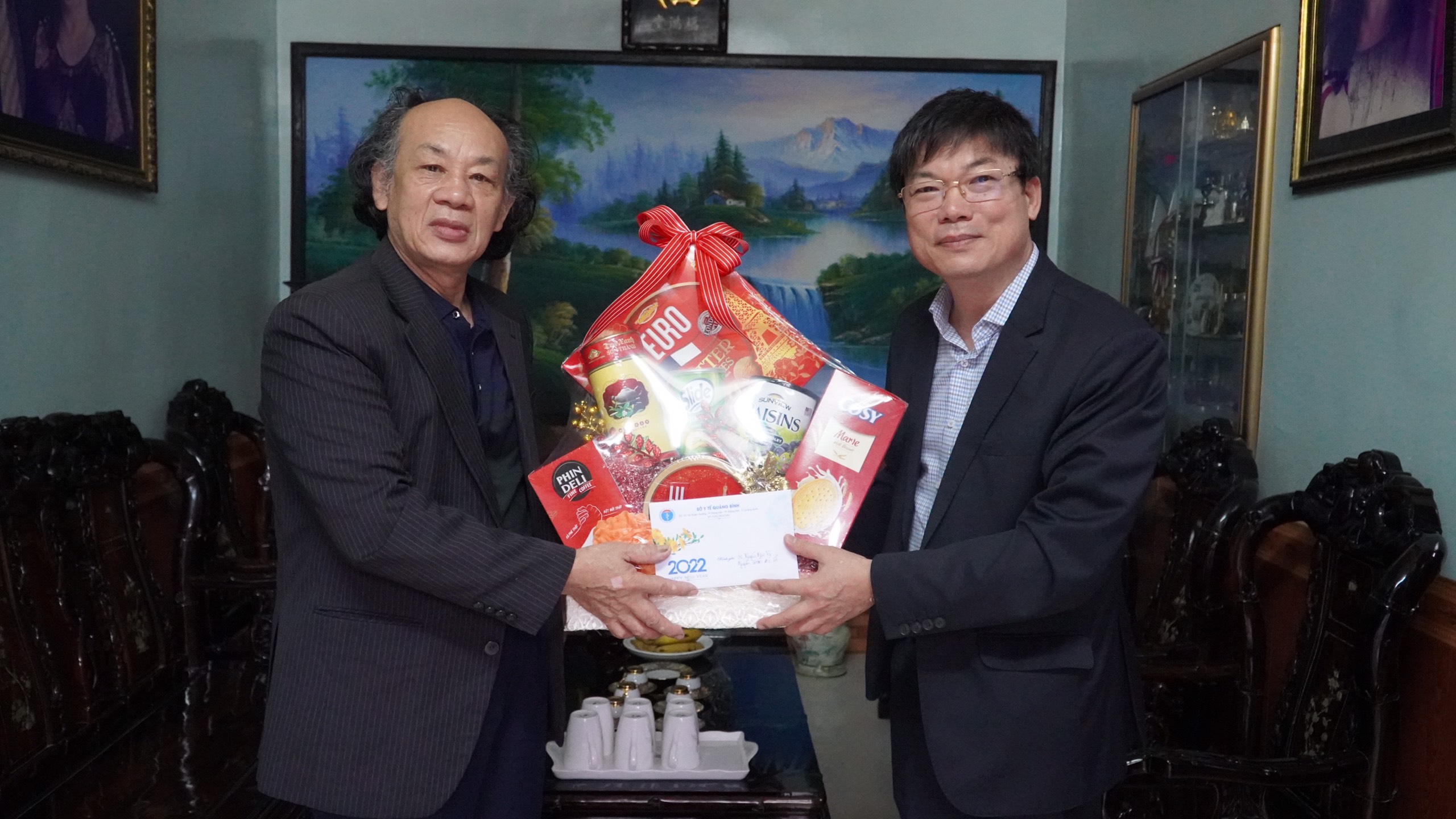 Bác sỹ Dương Thanh Bình Giám đốc Sở Y tế thăm chúc tết đồng chí Nguyễn Thị Thanh Hương nguyên Phó Chủ tịch Thường trực HĐND tỉnh nguyên Giám đốc Sở Y tế4