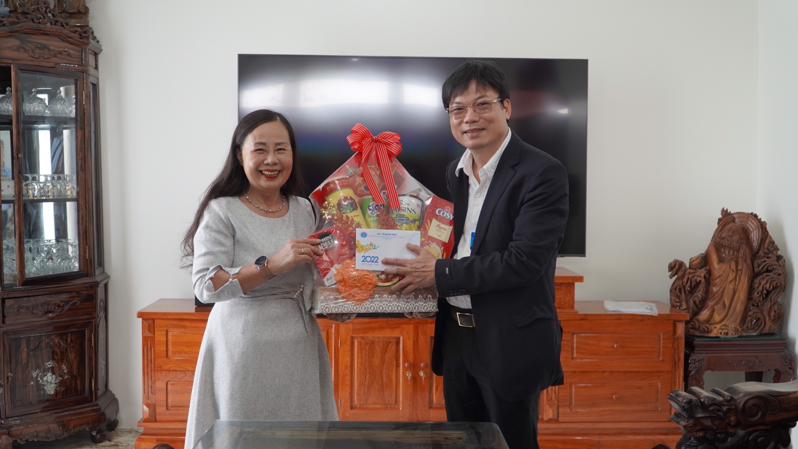 Bác sỹ Dương Thanh Bình Giám đốc Sở Y tế thăm chúc tết đồng chí Nguyễn Thị Thanh Hương nguyên Phó Chủ tịch Thường trực HĐND tỉnh nguyên Giám đốc Sở Y tế 5
