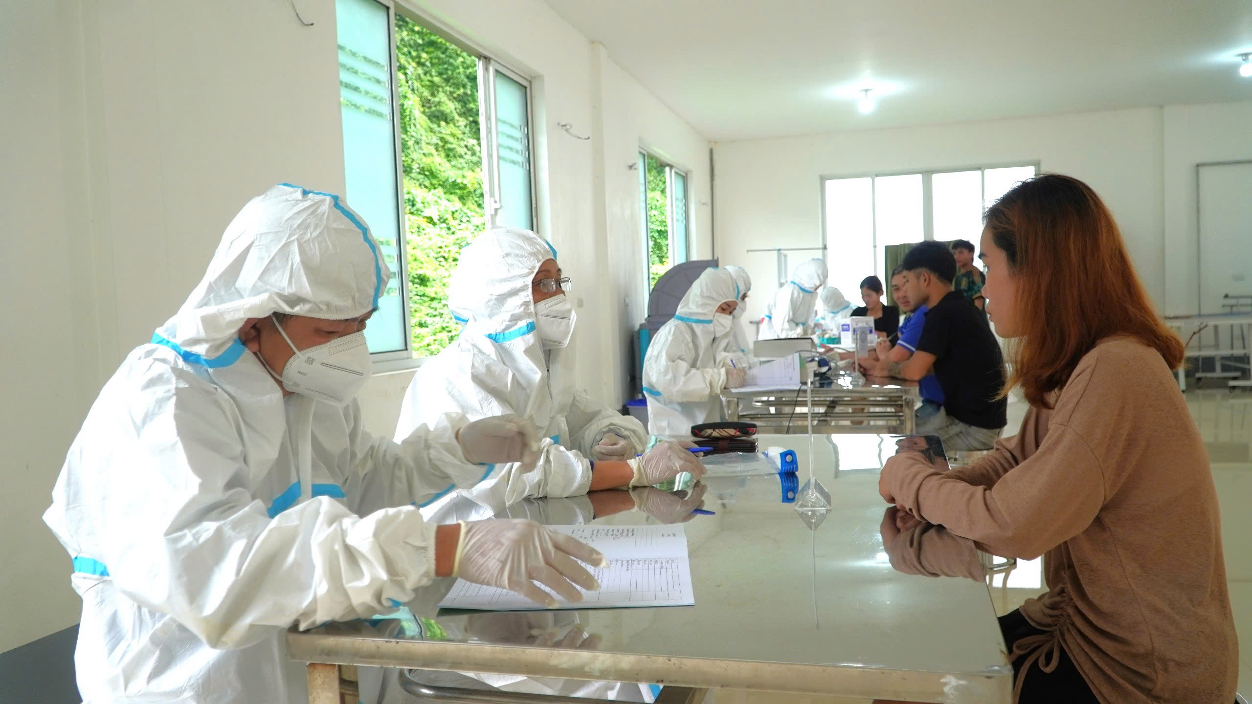 Bác sỹ Nguyễn Ngọc Ánh Phó giám đốc Trung tâm trực tiếp khám cho người lao động buntaphan