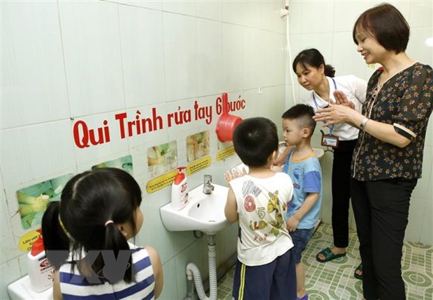 Bệnh tay chân miệng ở người lớn và ở trẻ em khác
