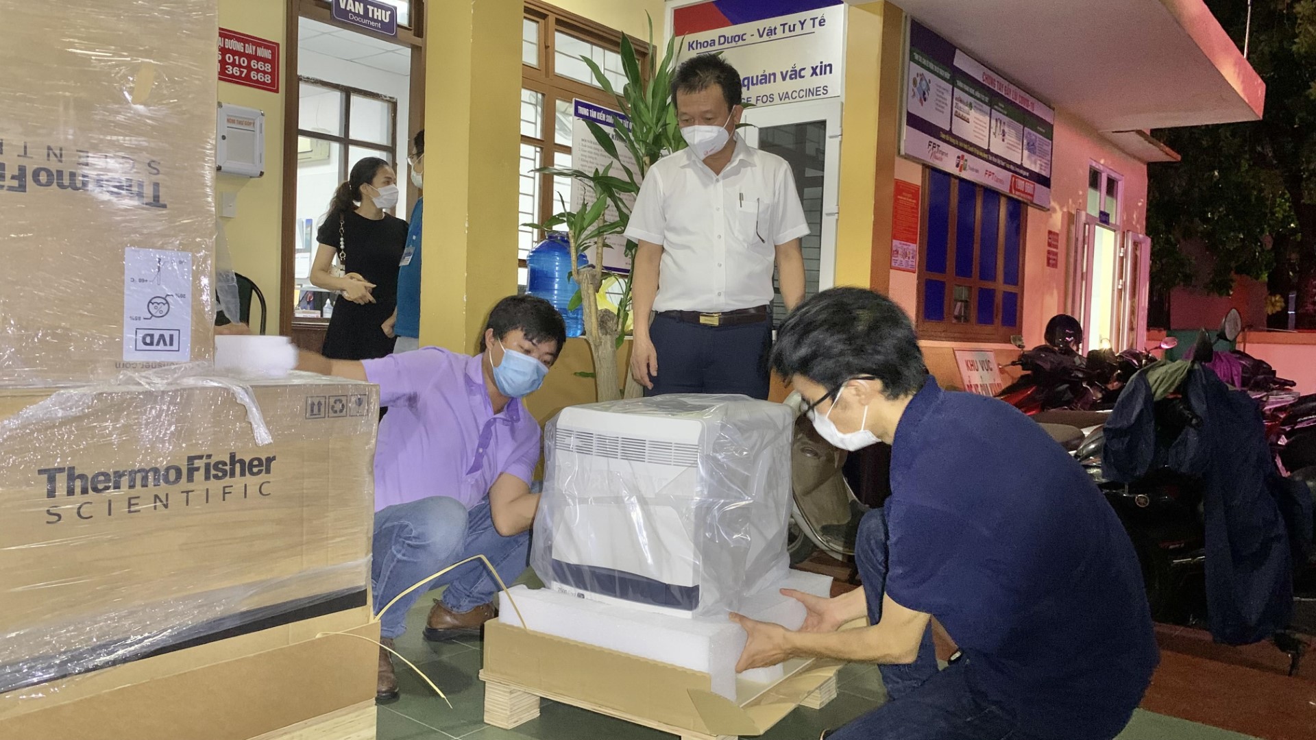 CDC Quảng Bình đã tiếp nhận và lắp đặt máy xét nghiệm của Công ty cổ phần Tập đoàn Trường Thịnh ngay trong đêm 2 91. Large