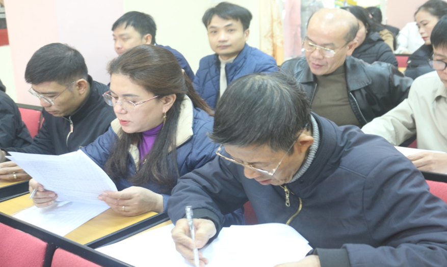 Các_học_viên_đang_làm_bài_test_đầu_vào_tại_lớp_tập_huấn_sáng_26.12.2023.png