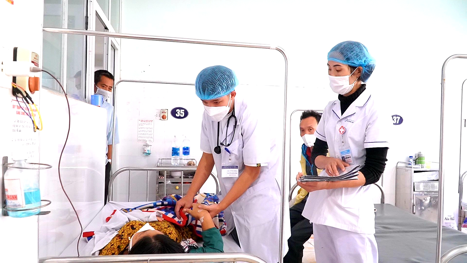 Các_y_bác_sĩ_vẫn_thầm_lặng_thực_hiện_chăm_sóc_bệnh_nhân_dù_Tết_Nguyên_đán_cận_kề._2.jpg