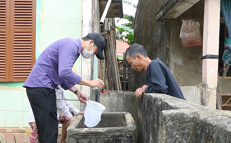 Cán bộ y tế hướng dẫn cho người dân diệt loăng quăng không để muỗi phát triển gây bệnh SXHjpg