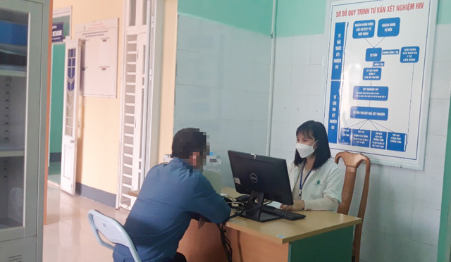 Cán bộ y tế tư vấn khám điều trị cho người nhiễm HIVpng