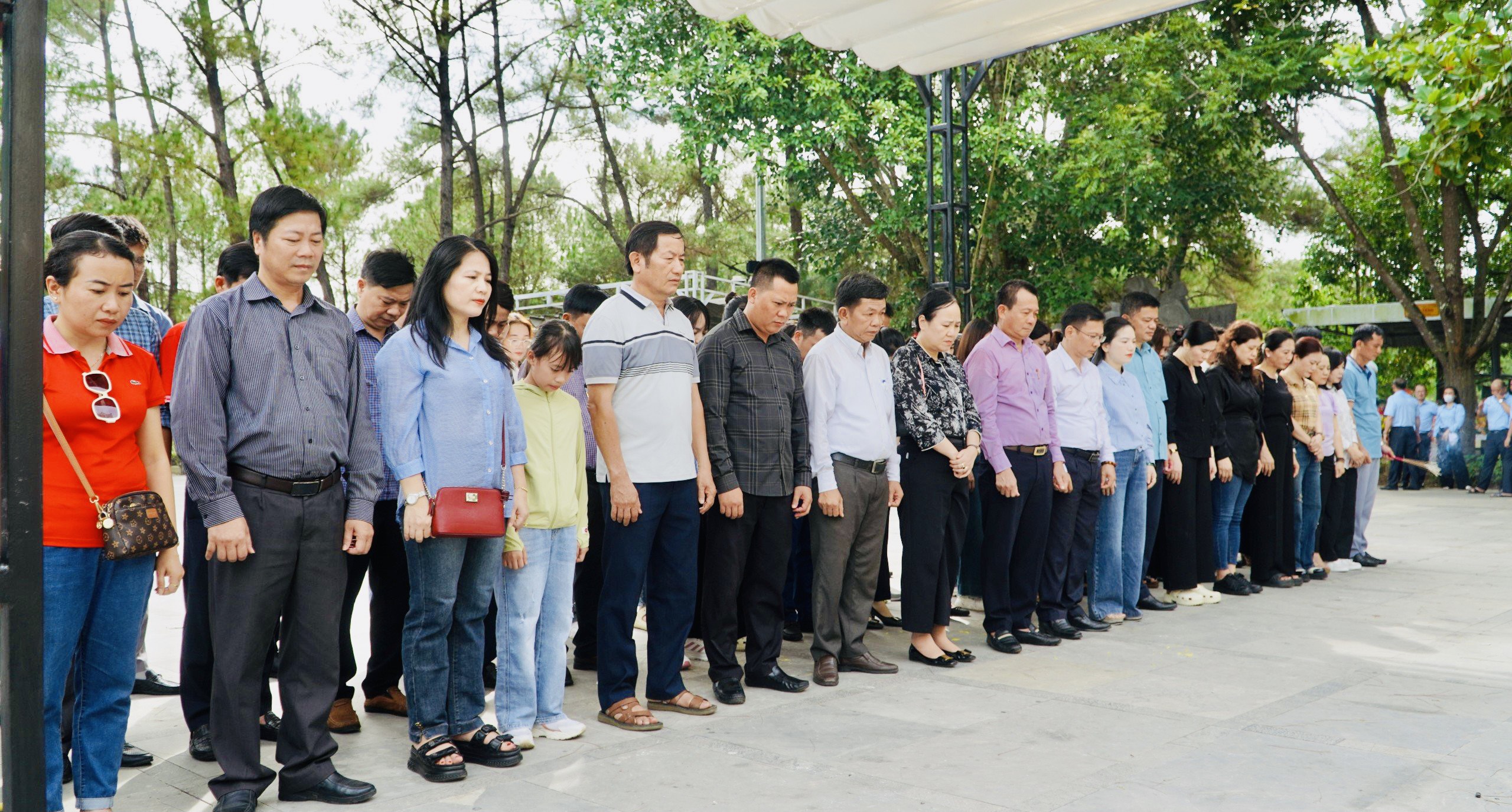 Dâng_hương_tại_Nghĩa_trang_liệt_sỹ_Quốc_gia_Trường_Sơn_2.jpg