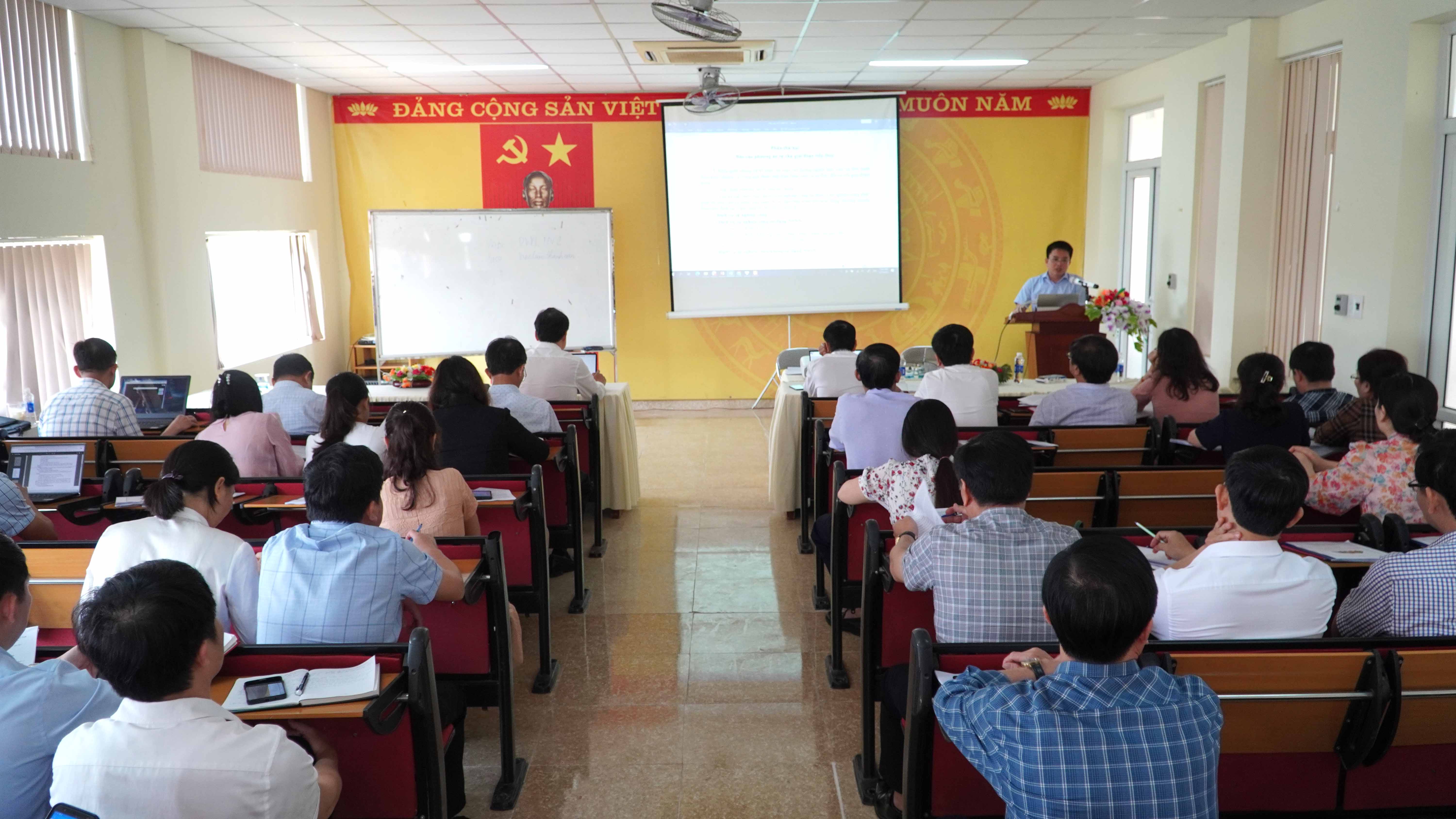 Giảng_viên_của_Viện_Phát_triển_Công_nghệ_Tài_chính_truyền_đạt_những_nội_dung_quan_trọng_tại_lớp_tấp_huấn.JPG