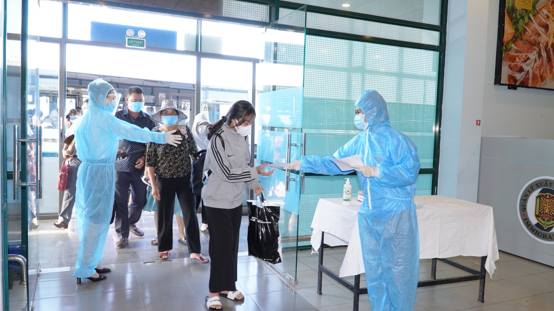 Hành khác được phát phiếu khai báo y tếjpg