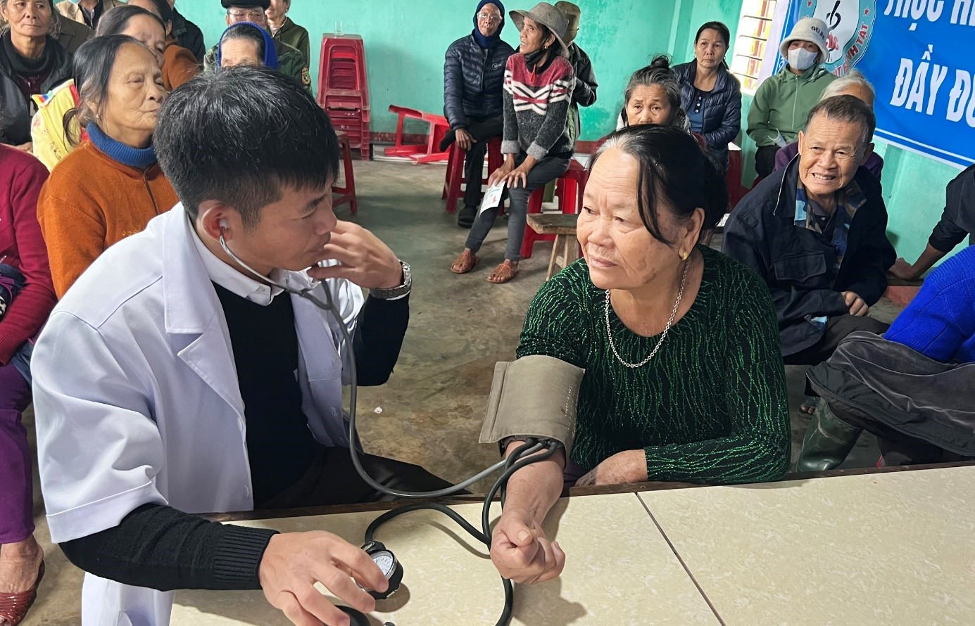Kiểm_tra_huyết_áp_và_tư_vấn_sức_khỏe_cho_người_dân.jpg