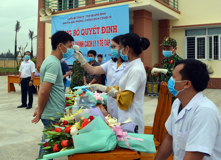 Kiểm tra sức khỏe cho các công dân trước khi lên xe Bố Trạch