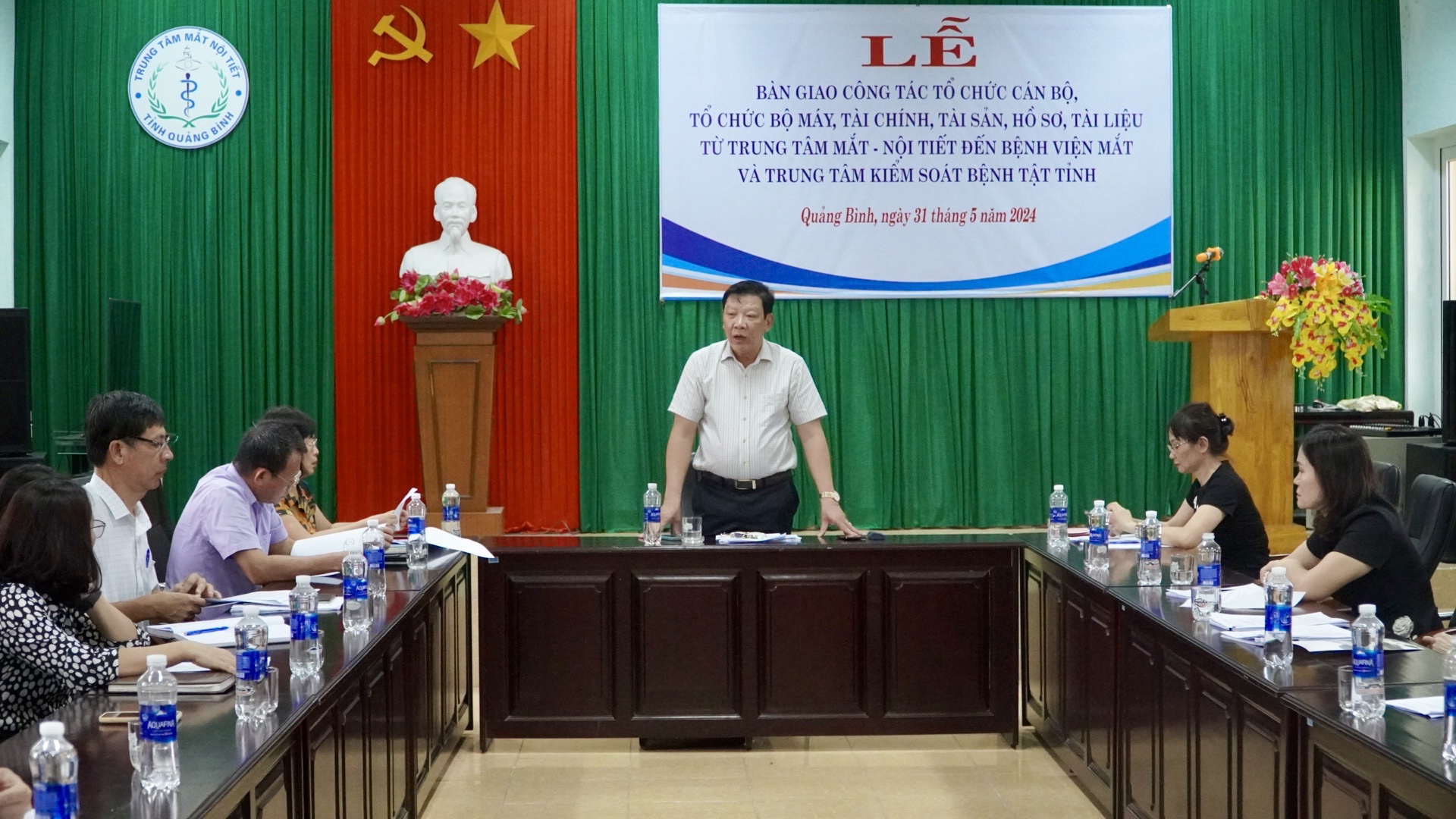 Lễ_bàn_giao_công_tác_tổ_chức_cán_bộ_tổ_chức_bộ_máy_tài_chính_tài_sản_hồ_sơ_tài_liệu_từ_Trung_tâm_Mắt__Nội_tiết_đến_Bệnh_viện_Mắt_và_Trung_tâm_Kiểm_soát_bệnh_tật_tỉnh.jpg