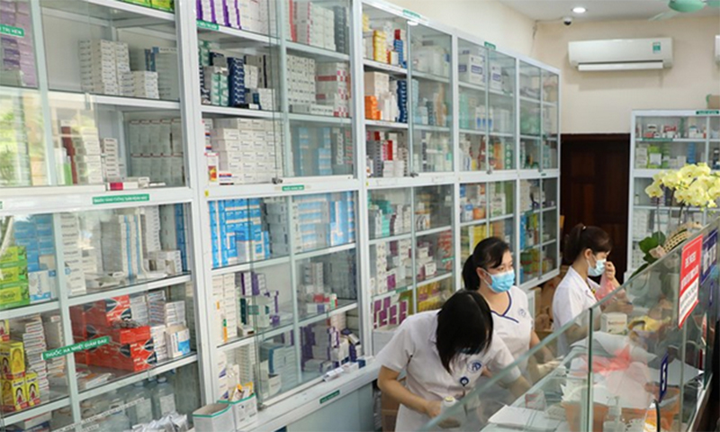 Nhân_viên_y_tế_làm_công_tác_cấp_phát_thuốc_tại_một_bệnh_viện._Ảnh_PVVietnam.jpg