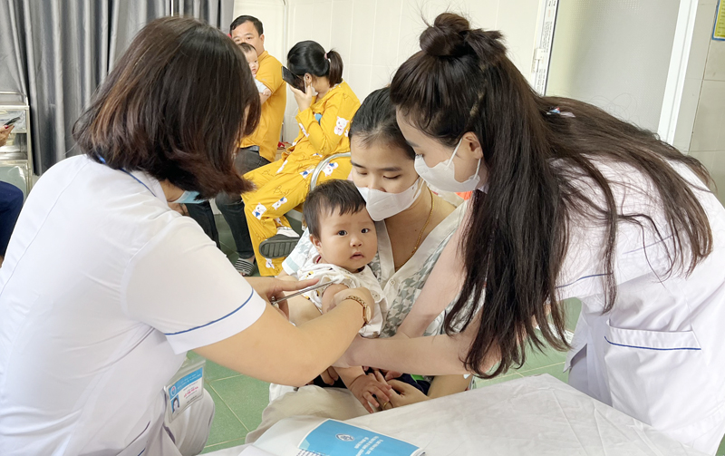 Quảng_Bình_triển_khai_tiêm_bù_vắc_xin_cho_trẻ_ngay_khi_nhận_được_nguồn_vắc_xin_từ_Viện_Pasteur_Nha_Trang.jpg