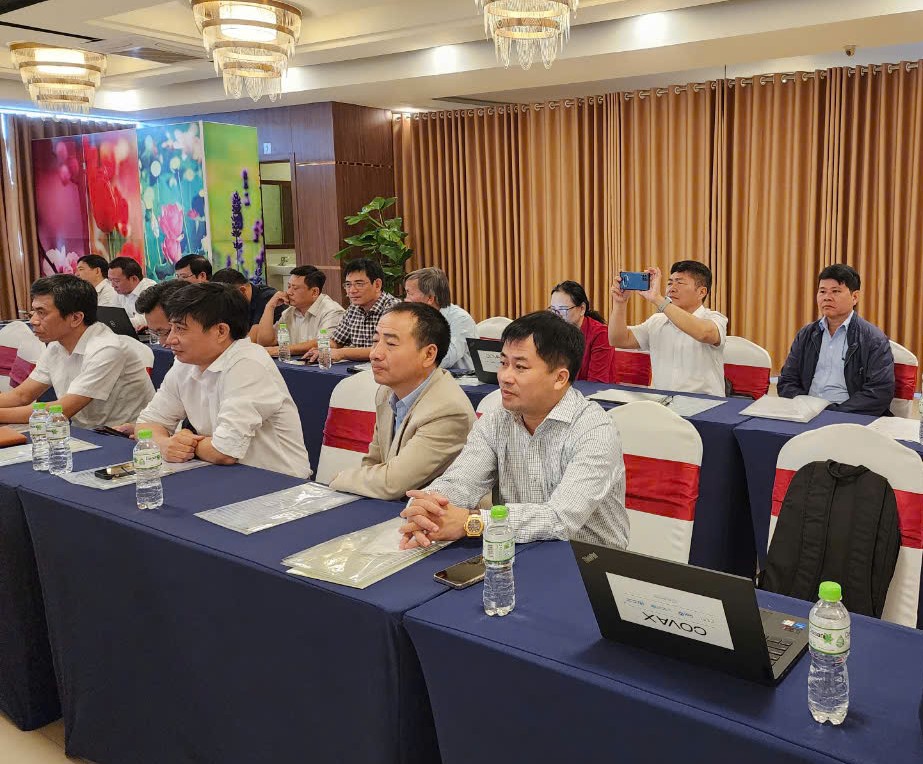 TS._Hoàng_Đình_Cảnh_Viện_trưởng_Viện_Sốt_rét__KST_-_CT_Trung_ương_Giám_đốc_Dự_án_RAI4E_phát_biểu_tại_Hội_nghị_2.jpg