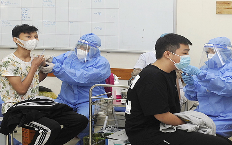Tiêm vắc xin ngừa Covid 19 cho học sinh tại quận Hoàn Kiếm Hà Nội. Ảnh ANH SƠN