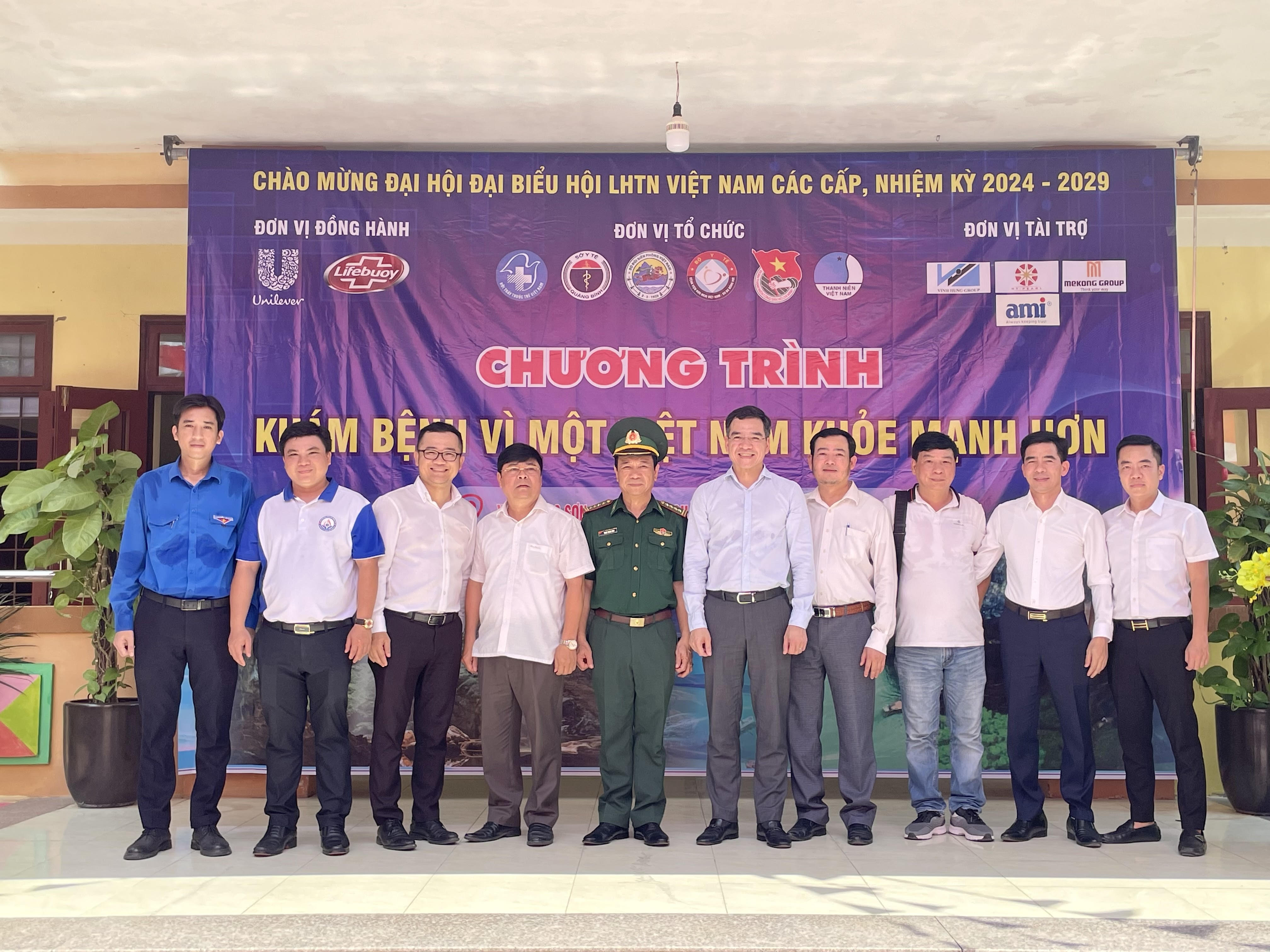 Tặng_quà_cho_các_em_học_sinh_có_hoàn_cảnh_khó_khăn_con_nuôi_đồn_Biên_phòng_1.jpg