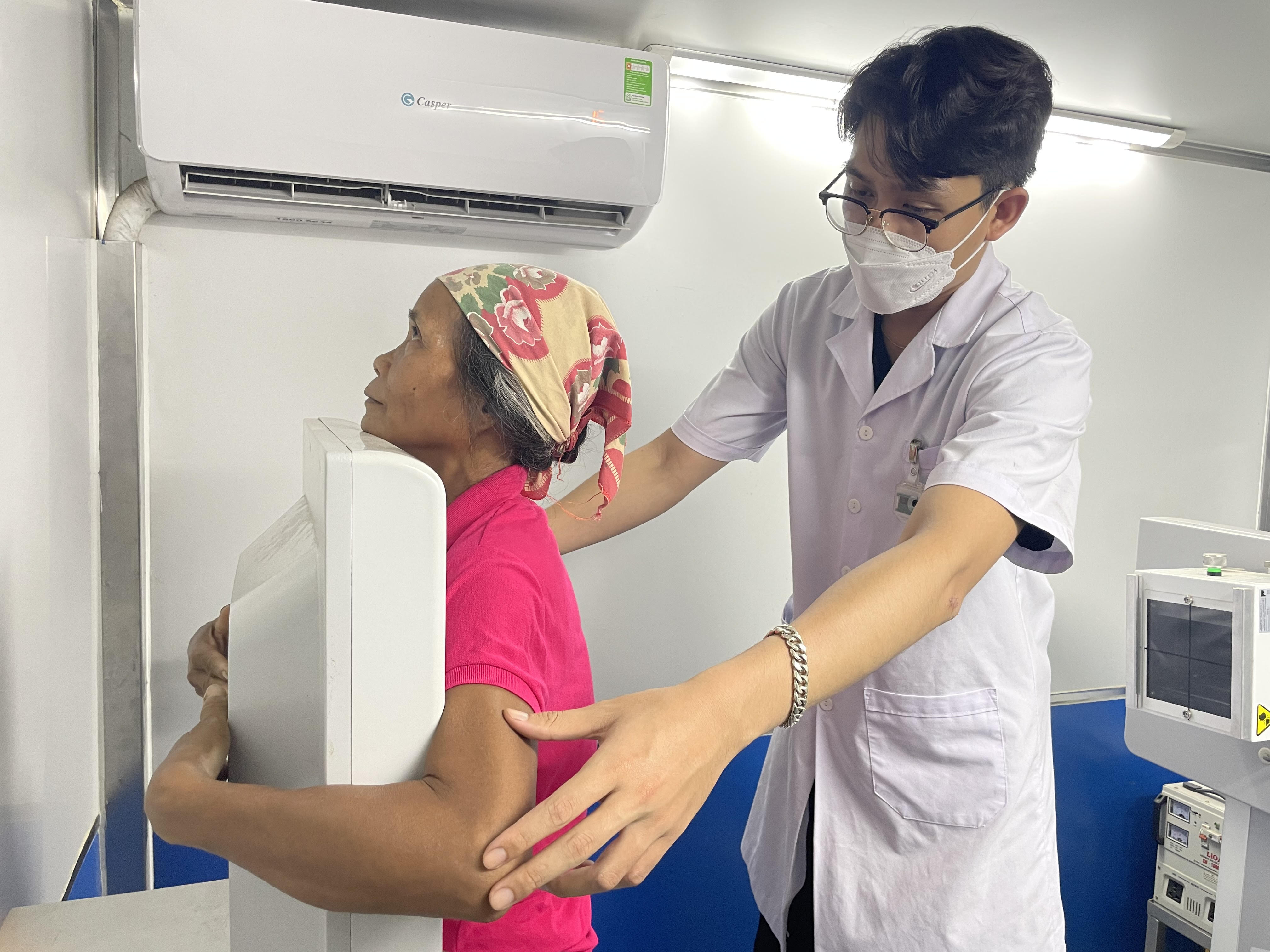 Tặng_quà_cho_các_em_học_sinh_có_hoàn_cảnh_khó_khăn_con_nuôi_đồn_Biên_phòng_6.jpg