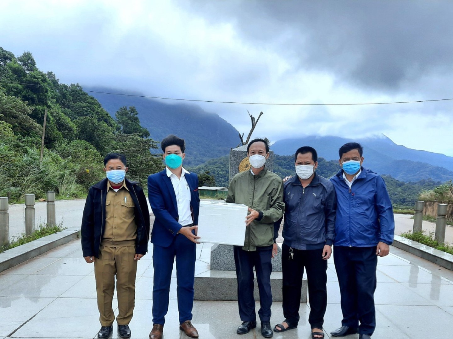  Đại diện Sở Ngoại vụ và Trung tâm Kiểm soát bệnh tật Quảng Bình trao sinh phẩm xét nghiệm SASR CoV 2 cho đại diện tỉnh Khăm Muộn nước bạn Làojpeg