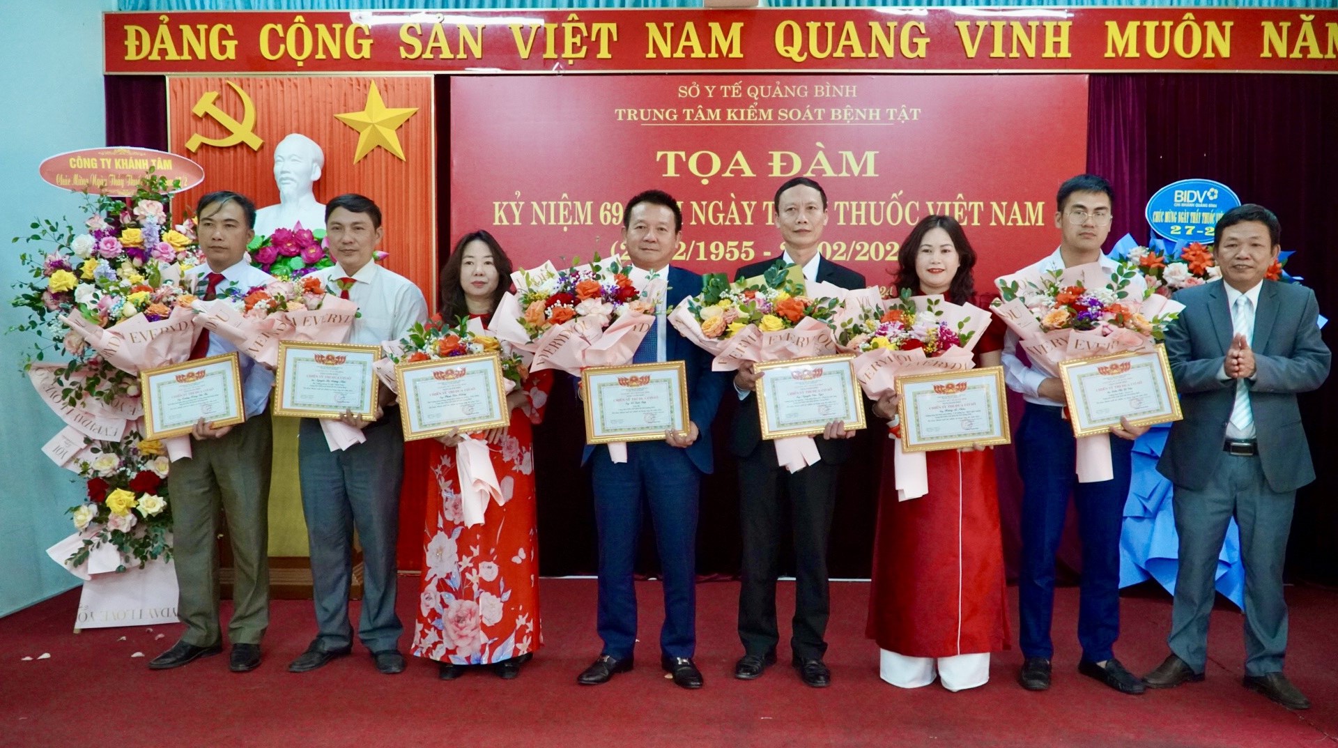 cảnh sếp cầm hoa