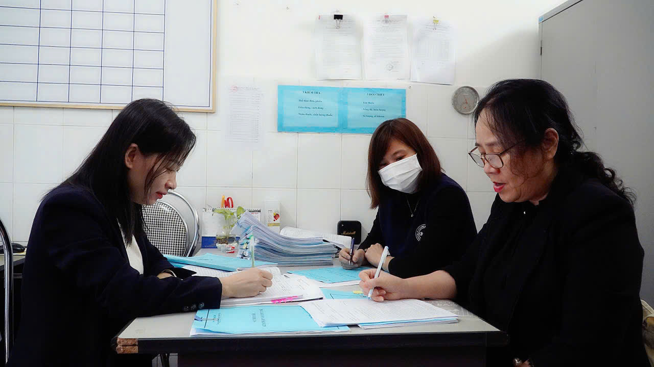 chi_Nga_cham_diem_tai_Le_thuy.jpg