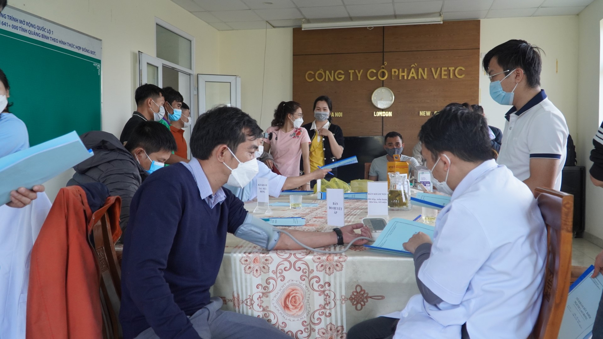 cán bộ nhân viên công ty khám sức khỏe định kỳ hằng năm Custom