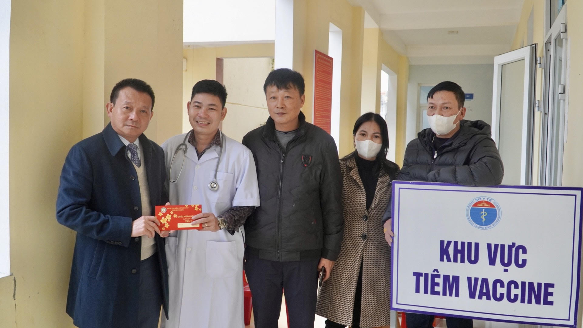 tiem_vac_cin_1901232.jpg