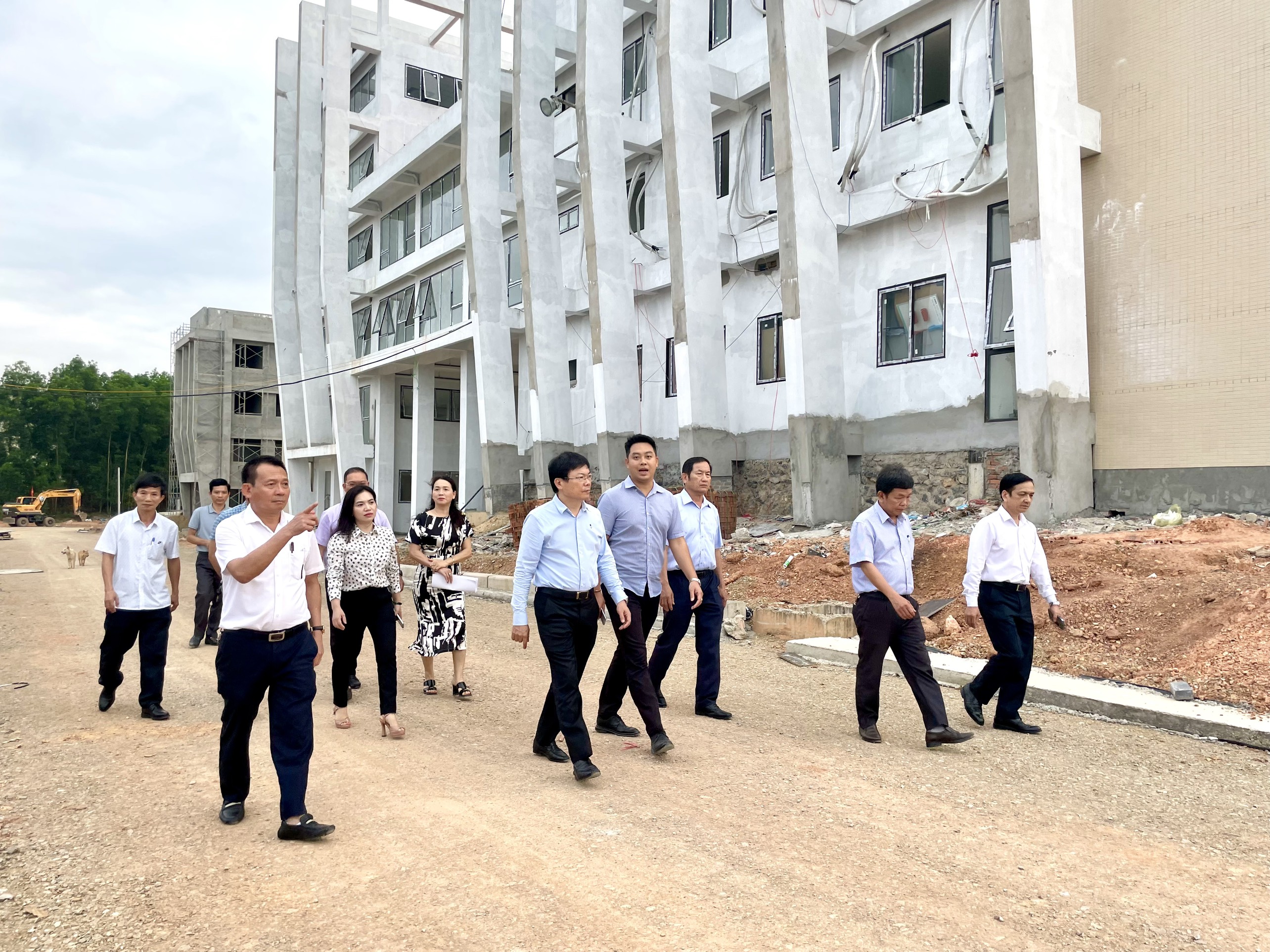 Đoàn_công_tác_Sở_Y_tế_tham_quan_công_trình_CDC_đang_thi_công_xây_dựng.ccc.jpg