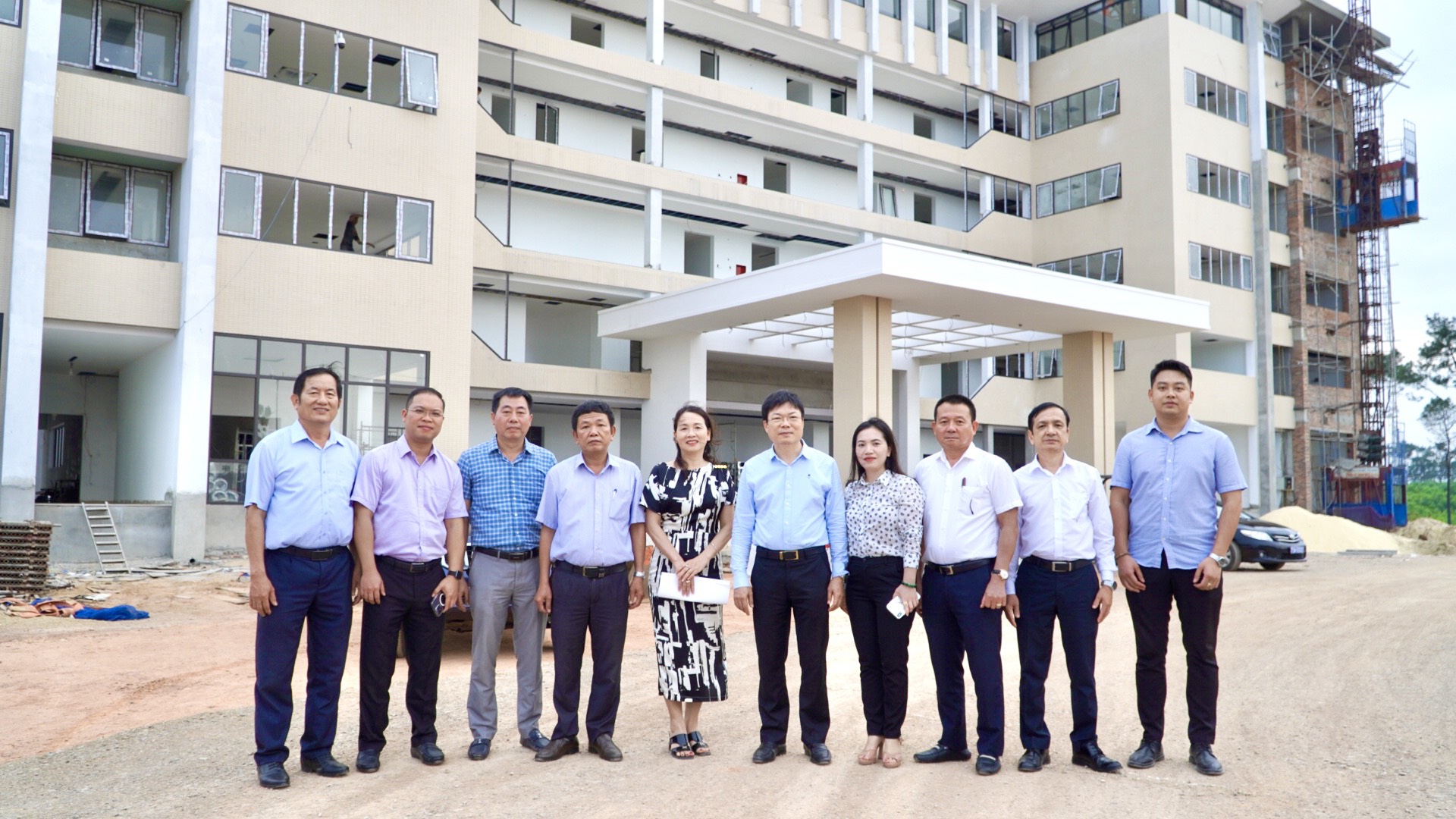 Đoàn_công_tác_Sở_Y_tế_tham_quan_công_trình_CDC_đang_thi_công_xây_dựng.mnnnnn.jpg
