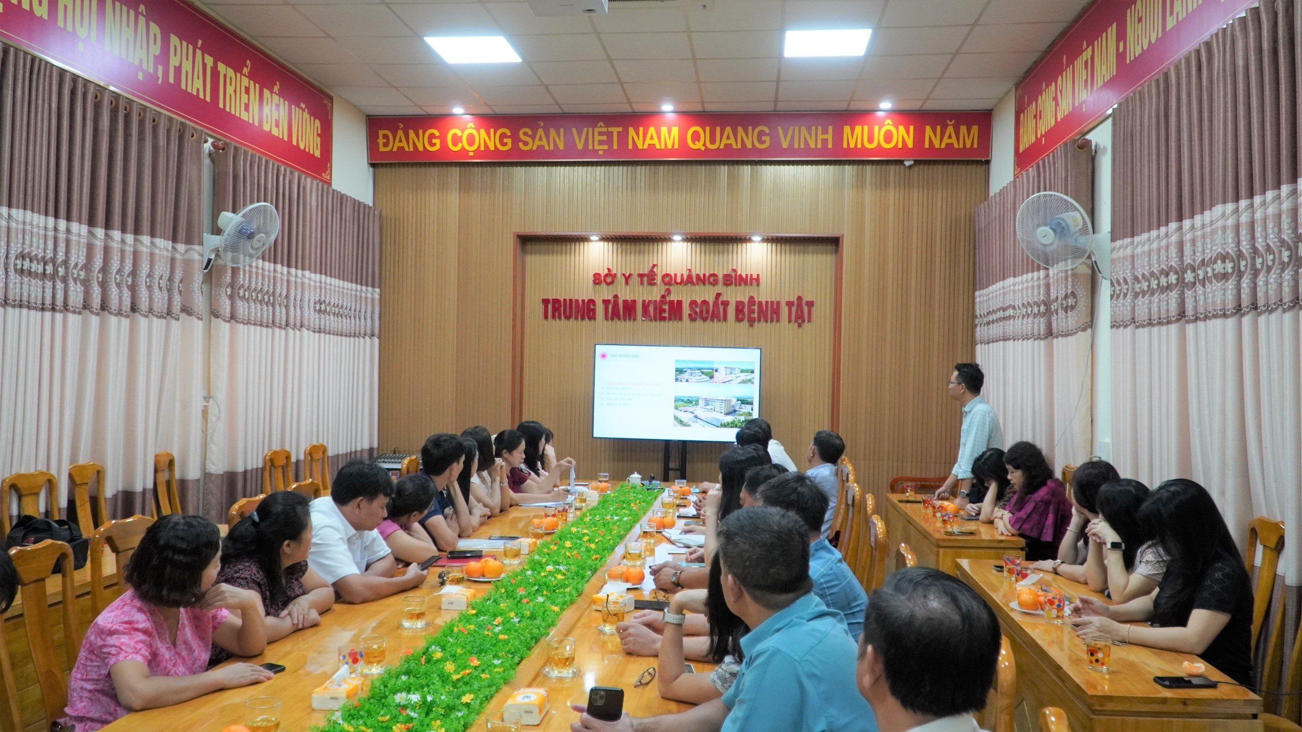 Đại_diện_CDC_tỉnh_Quảng_Bình_trình_bày_báo_cáo_về_các_hoạt_động_chuyên_môn_của_đơn_vị_cdc_cb.jpg