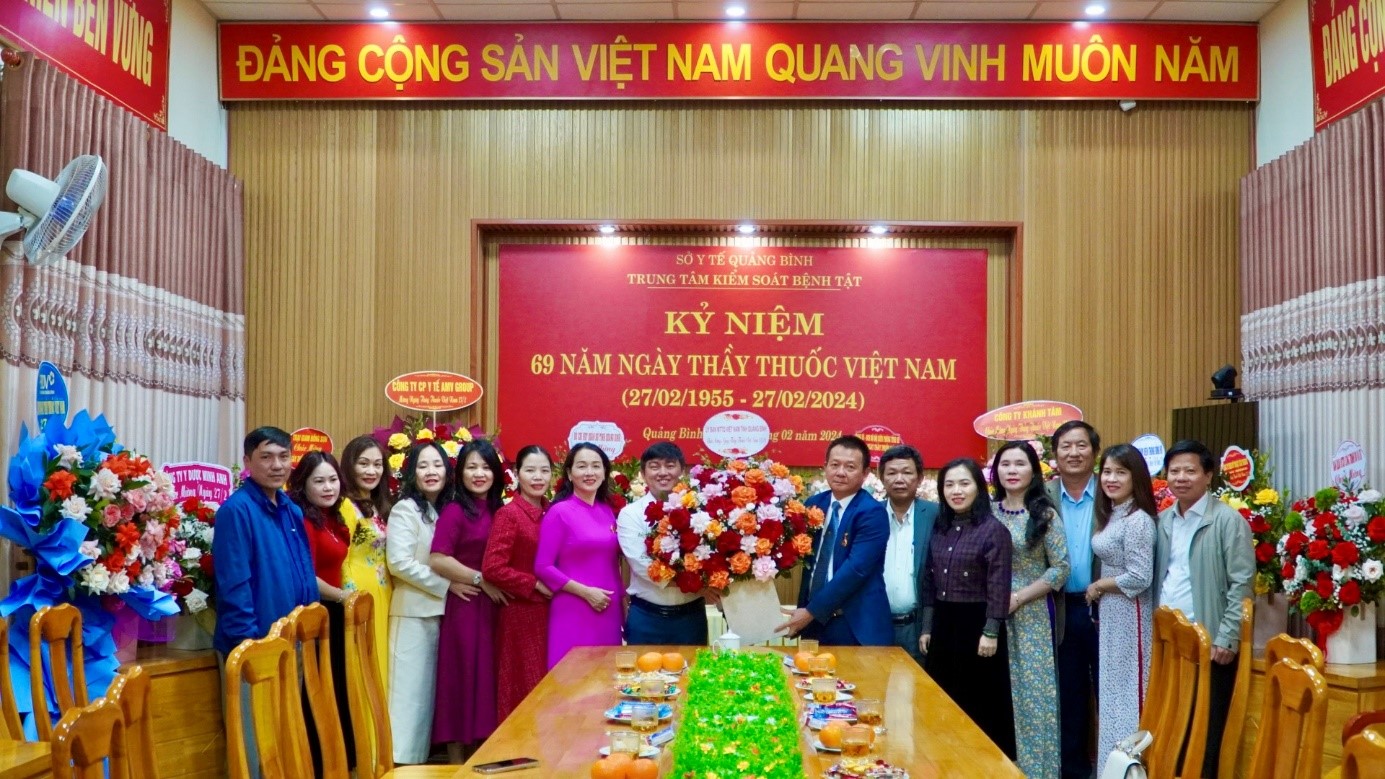 Đại_diện_Uỷ_ban_Mặt_trận_Tổ_quốc_Việt_Nam_tỉnh_Quảng_Bình_tỉnh_tặng_hoa_chúc_mừng_Trung_tâm_Kiểm_soát_bệnh_tật.jpg