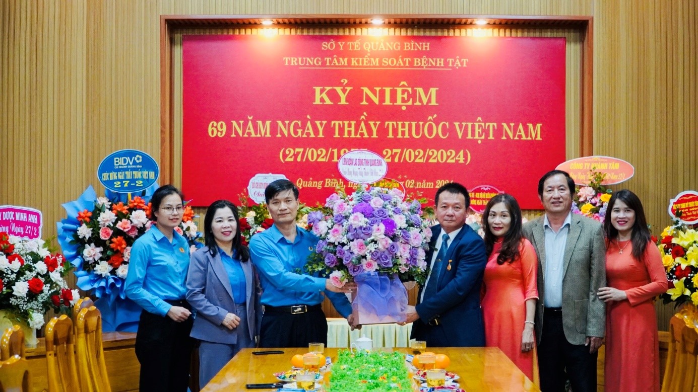 Đại_diện_lãnh_đạo_Liên_đoàn_Lao_động_tỉnh_tặng_hoa_chúc_mừng.jpg