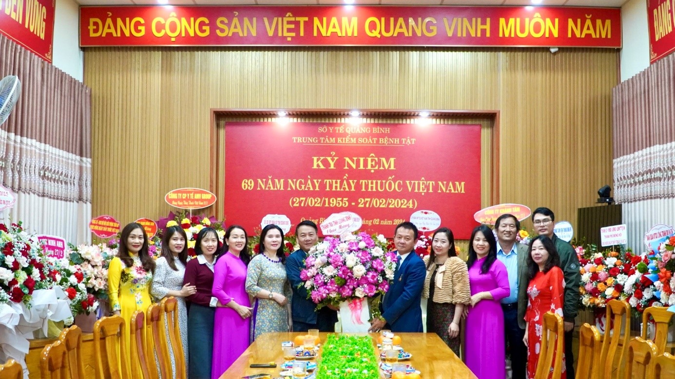 Đại_diện_lãnh_đạo_Thanh_tra_tỉnh_tặng_hoa_chúc_mừng_Trung_tâm_Kiểm_soát_bệnh_tật_tỉnh.jpg