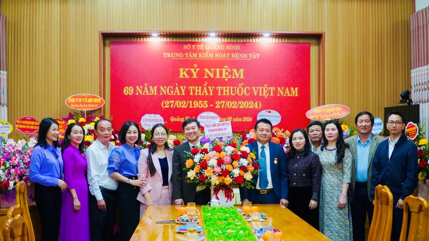 Đại_diện_lãnh_đạo_Thành_uỷ_-_HĐND-_UBND-_UBMTTQVN_thành_phố_Đồng_Hới_tặng_hoa_chúc_mừng_Trung_tâm_Kiểm_soát_bệnh_tật.jpg