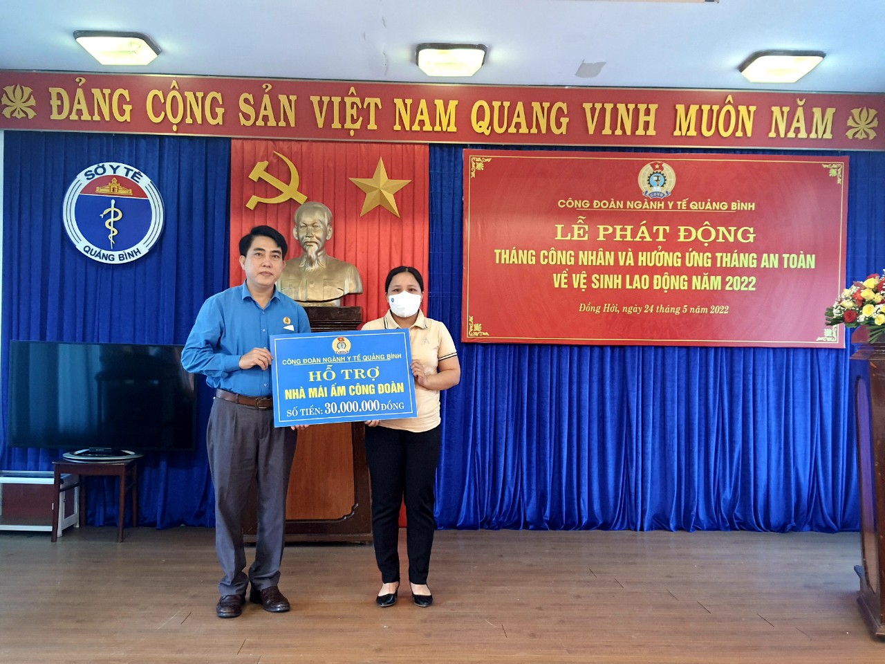 Đồng chí Phan Thanh Lân UVBTV Trưởng Ban Chính sách pháp luật và quan hệ lao động LĐLĐ tỉnh trao hỗ trợ xây dựng nhà mái ấm công đoàn cho đoàn viên có hoàn cảnh khó khănjpg