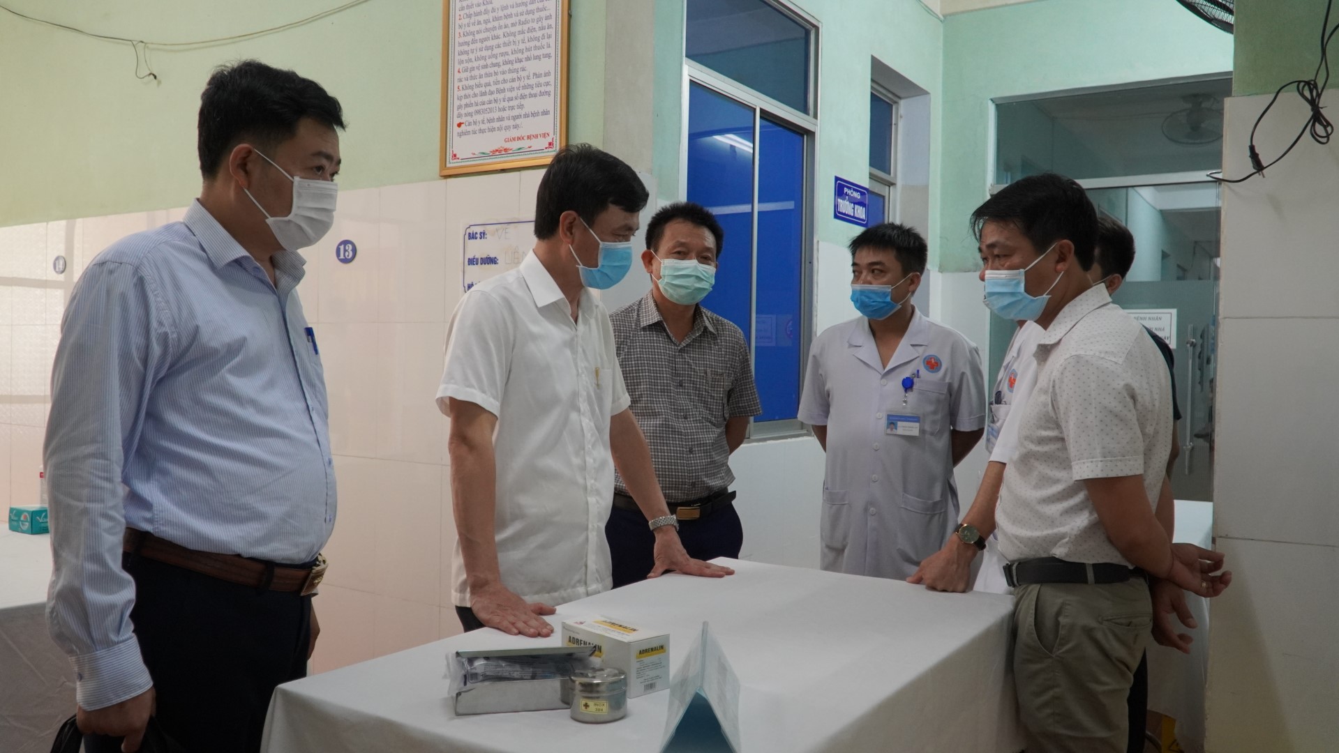 Ảnh 3 Kiêm tra khu vực bàn tiêm chủng Large