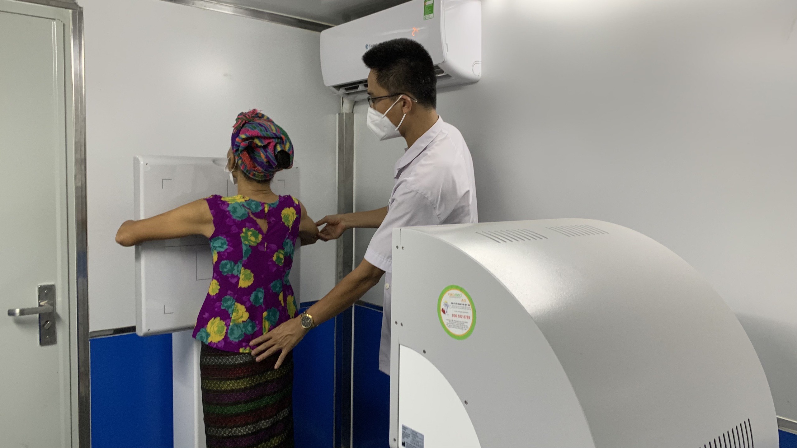 Ảnh 3 Thực hiện chụp X Quang tại chỗ bằng xe X Quang kỹ thuật số lưu động cho người dân xã Trọng Hóajpeg