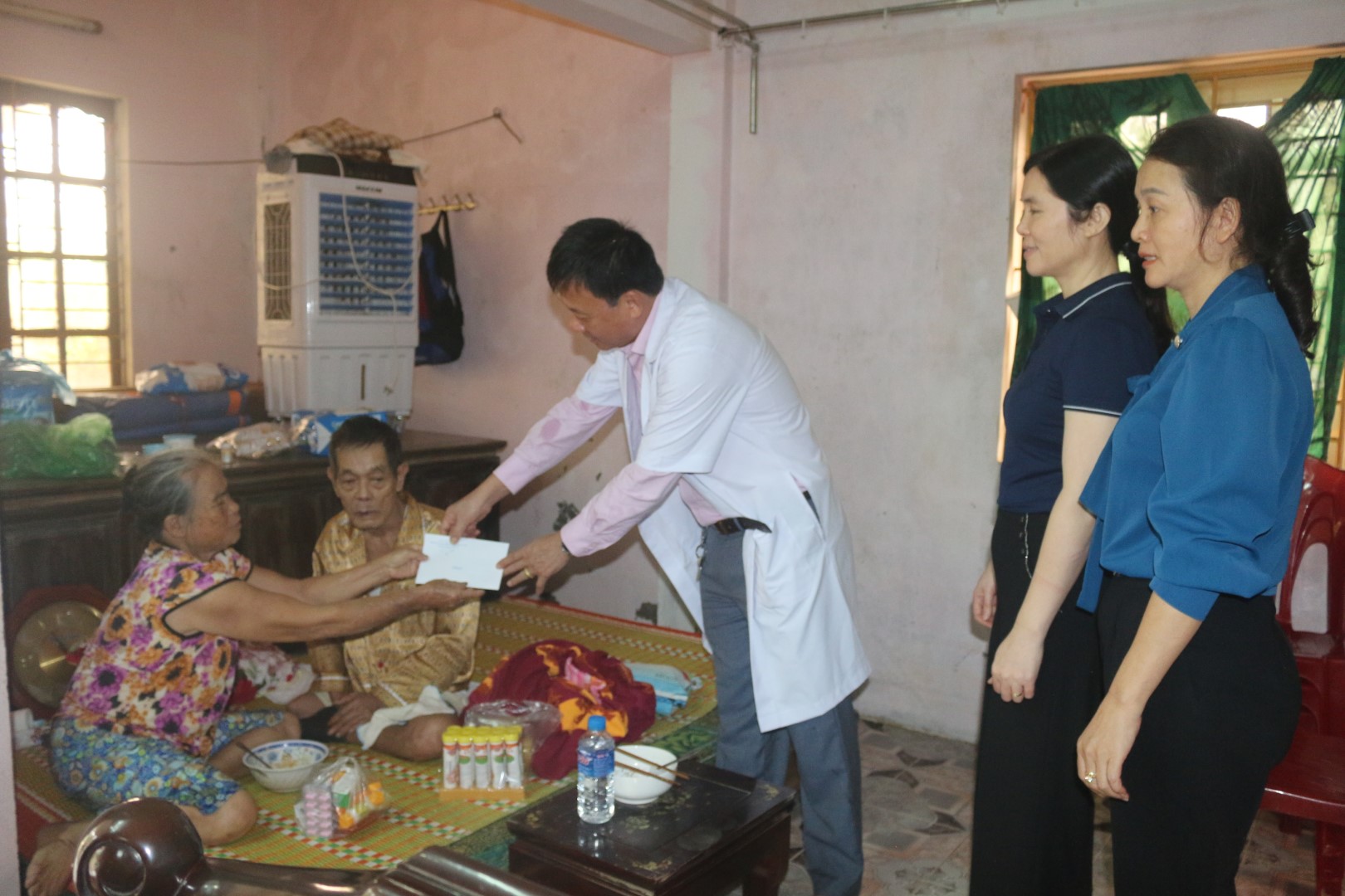 Ảnh 5. Bác sỹ Đỗ Quôc Tiệp tặng quà cho gia đình có hoàn cảnh khó khan tại xã Lộc Thủy huyện Lệ Thủy Large